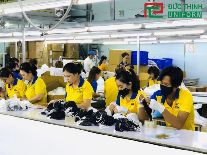 Việc sử dụng áo thun đồng phục công nhân sẽ giúp tạo ra môi trường làm việc chuyên nghiệp, thể hiện sự gắn kết giữa công ty và người lao động